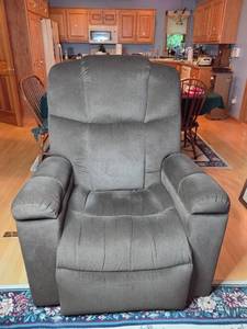 lot 231 image: Golden Technologies Comfort Lift Recliner with Hand Control