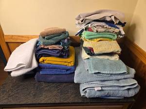 lot 248 image: Collection of Bath and Hand Towels in Various Colors