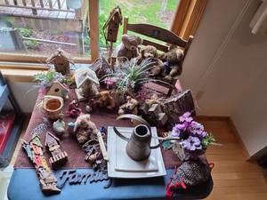 lot 269 image: Collection of Rustic Home Decor Including Birdhouses and Teddy Bears