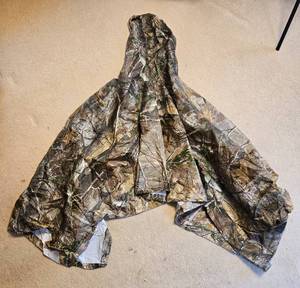 lot 273 image: Realtree Camouflage Poncho - Outdoor Hunting Gear