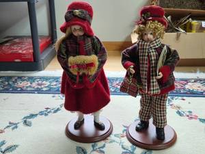 lot 290 image: Set of 2 Christmas Caroler Dolls with Vintage Plaid Attire