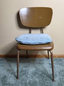 lot 299 image: Vintage Mid-Century Modern Metal Chair with Cushion