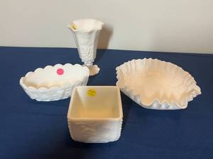 lot 306 image: Set of 4 Milk Glass Pieces with Grape Motif