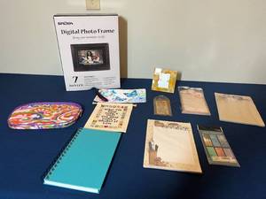 lot 325 image: Assorted Stationery Set with Digital Photo Frame