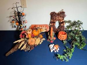 lot 333 image: Festive Fall and Halloween Decoration Set