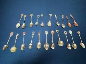 lot 356 image: Collection of Vintage Collectible Souvenir Spoons with Varied Designs