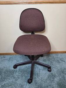 lot 440 image: Brown Adjustable Office Chair with Rolling Wheels