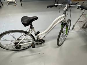 lot 5M image: Schwinn Trailway Womens Hybrid Bike