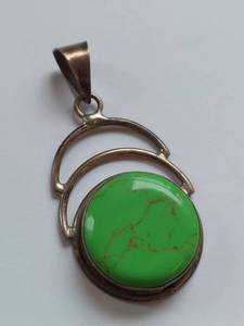 lot 9X image: Sterling Silver Pendant with Green Stone Inlay