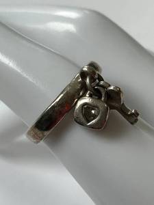 lot 14X image: Sterling Silver Ring with Lock and Key Charm