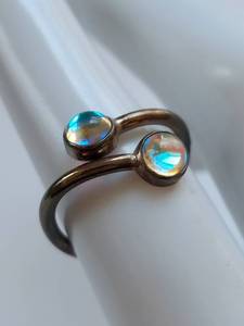 lot 41X image: Elegant Sterling Silver Ring with Iridescent Stones
