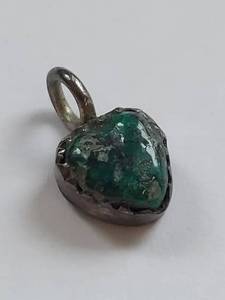 lot 80X image: Sterling Silver Vintage Heart Green Stone Pendant