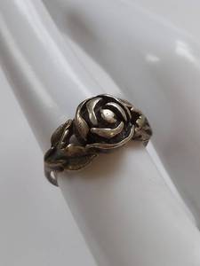 lot 96X image: Vintage Sterling Silver Floral Design Ring