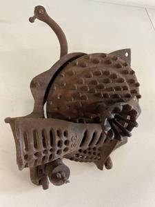 lot 32E image: Antique Corn Sheller Vintage Manual Cast Iron Farm Tool