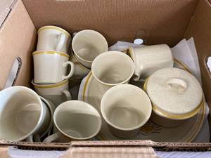 lot 40E image: Vintage Floral Stoneware Dinner Set - Complete 16 Pcs