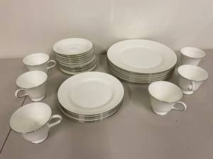 lot 47Z image: Wedgwood Silver Ermine R4452 Bone China Dinnerware Set
