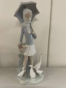 lot 10K image: Lladr Porcelain Figurine Girl with Geese