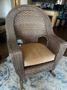lot 6L image: Wicker Rocking Chair with Cushion