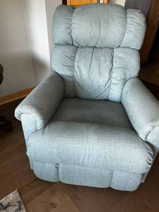 lot 10L image: Electric Recliner Chair with Remote Control