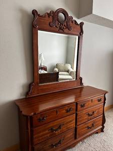 lot 18L image: Vintage American Drew Dresser with Ornate Mirror