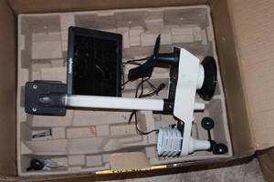 lot 9 image: Sainlogic Weather station, including Monitor