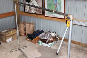 lot 10 image: Metal Clothes rack