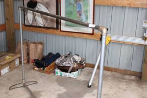 lot 11 image: Metal Clothes Rack