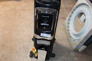lot 20 image: Honeywell Space Heater