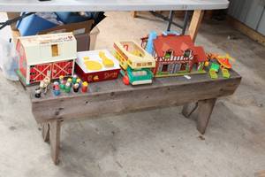 lot 44 image: Fisher Price Collection Barn, Record Player Camper House & More