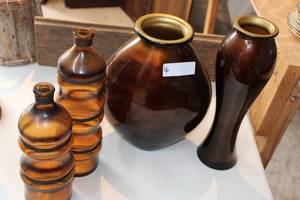 lot 46 image: Large Brown Glassware vase urn