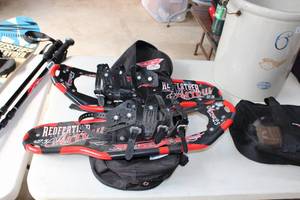 lot 65 image: Redfeather 25 snowshoes and poles