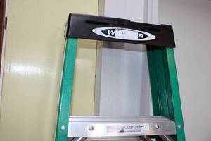 lot 72 image: Fiberglass Green Ladder  6 step