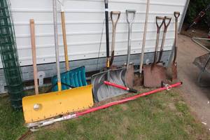 lot 97 image: Lot of Yard Handtools. Snow Shovel, Spade, tree trim, spade etc
