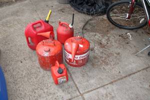 lot 101 image: Lot of Vintage used Gas cans