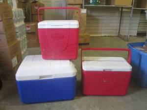 lot 27 image: (BSB) 3 Coleman Coolers...