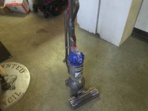 lot 108 image: (EW7) Dyson Vacuum Cleaner Dyson Ba...