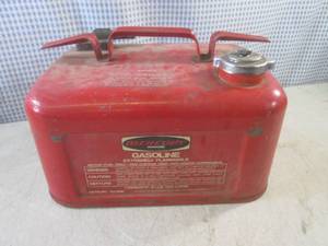 lot 114 image: (CSB) Vintage Mercury Marine 3 Gall...