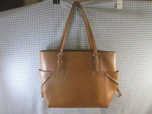 lot 141 image: (EW5) Michael Kors Voyager Hand Bag...