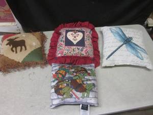 lot 152 image: (EW3) 4 Assorted Throw Pillows...