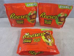 lot 214 image: (B-1) 3 Share Pack Bags of Reeses M...