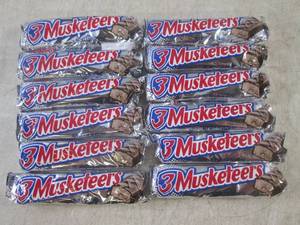 lot 232 image: (B-1) 12 3 Musketeers Candy Bars Pa...