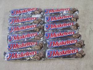 lot 233 image: (B-1) 12 3 Musketeers Candy Bars Pa...