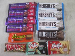 lot 235 image: (B-1) 12 Assorted Candy Bars Past D...