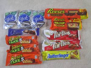 lot 243 image: (B-1) 12 Assorted Candy Bars Past D...