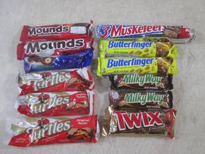 lot 244 image: (B-1) 12 Assorted Candy Bars Past D...