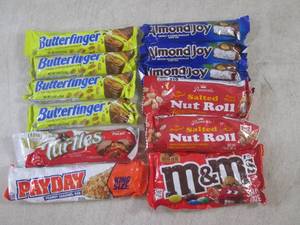 lot 245 image: (B-1) 12 Assorted Candy Bars Past D...