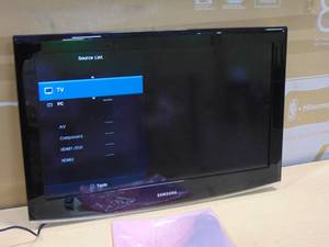 lot 22 image: Samsung - 32 Class  720p  60Hz  LCD HDTV LN32B360C5D No Stand