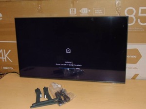 lot 48 image: Samsung DU7200D Crystal UHD 4K Smart TV Scratch