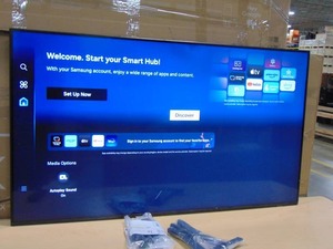 lot 49 image: Samsung - 55 Class DU7200 Series Crystal UHD 4K Smart Tizen TV (2024) Scratch