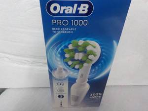 lot 78 image: Oral B Pro 1000 Brush Heads...